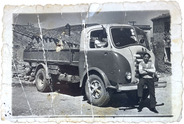 mio nonno Silvio Dessì e suo fratello (sopra il camion)